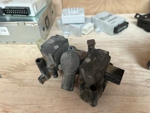 Range Rover Vogue L322 TD6 (2002) Front Air Suspension Solenoid - Picture 1 of 2