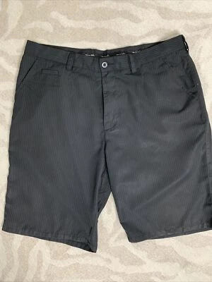 Pantalones Cortos de Golf Travis Mathew Hombres Talla 38 Frente Plano Negro Rayas Poliéster Rayón Foto 1 de 4