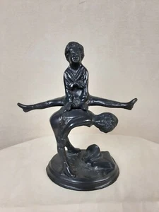 Estatuilla de bronce vintage de Andrea by Sadek estatua de niños jugando rana saltando - Imagen 1 de 8