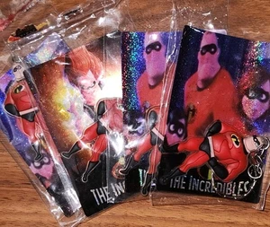 Set - 10 Disney DIE UNGLAUBLICHEN 2D WEICHE FIGUR SCHLÜSSELANHÄNGER PLUS HOLOGRAFISCHE KARTE - Bild 1 von 4