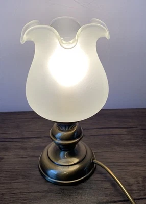 Vintage Tischlampe Viktorianischer Stil Messingfuß Milchglas geriffelt Tulpenschirm - Bild 1 von 4