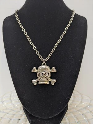 Collar clásico de calavera/huesos cruzados de Halloween con cadena pesada, 18 pulgadas Foto 1 de 4