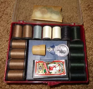 KIT DA CUCIRE VINTAGE SCATOLA 15 BOBINE FILO BOTTONI DITALETE FILETTATRICE AFFILATI AGHI - Foto 1 di 3