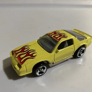 Camaro Hot Wheels años 80 ~ Lanzador eléctrico amarillo con llamas exclusivo ~ 2001 ~ RARO - Imagen 1 de 9