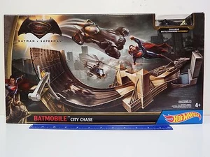 Hot Wheels BATMAN VS SUPERMAN - BATMOBILE CITY CHASE - Ages 4 & up - Picture 1 of 7