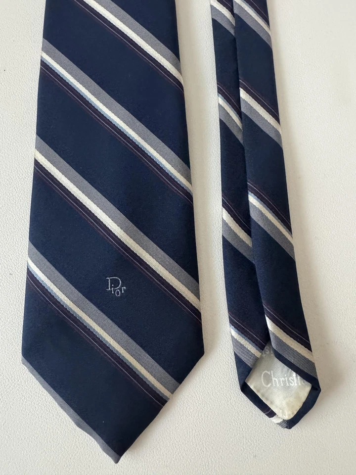 Corbata Christian Dior vintage para hombre azul marino con logotipo a rayas diagonales París Nueva York años 80 Foto 1 de 4