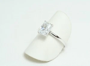 Anello da donna Solitario in Oro Bianco 18 Kt e Zircone nuovo - Foto 1 di 5