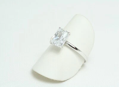 Anello da donna Solitario in Oro Bianco 18 Kt e Zircone nuovo - Immagine 1 di 4