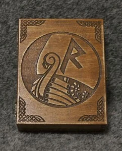 Runa Raido - viajes - caja/ataúd joyero madera temático - en forma de libro  - Imagen 1 de 6