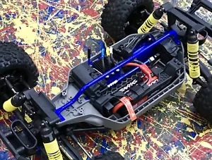Soporte de chasis Traxxas® Rustler® 4x4 cepillado sin escobillas VXL XL-5 en muy buen estado carreras - Imagen 1 de 2