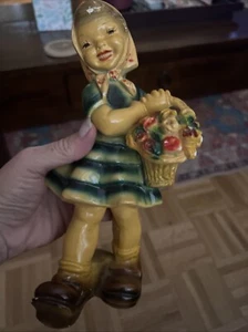 Roman Art Co. Robia Ware donna con fiori gesso - Foto 1 di 7
