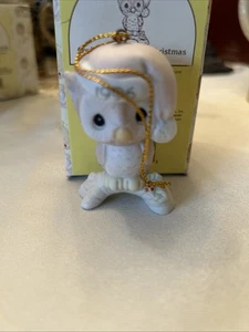 PRECIOUS MOMENTS EULE BE HOME FOR CHRISTMAS 1996 ANNUAL PORZELLAN ORNAMENT 128708 - Bild 1 von 5