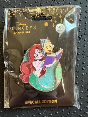 *DEFECTUOSO* Prendedor Disney - Rosa A La Mode PALMA Princesa Momentos Ariel y Platija Foto 1 de 4