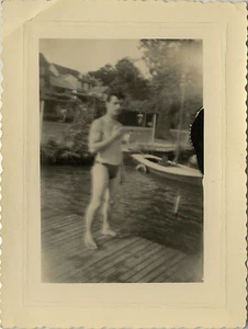 ALTES FOTO - VINTAGE SNAPSHOT - FOTO FEHLGESCHLAGEN FEHLER UNSCHARFER OBERKÖRPER NACKT - ERROR - Bild 1 von 1