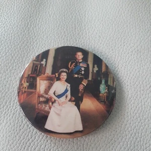 Insignia vintage Queen Elizabeth 2 - Imagen 1 de 3
