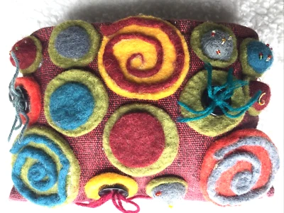 Bolso sin asas Rising Tide geométrico fieltro colorido hippie boho cremallera Nepal Foto 1 de 4