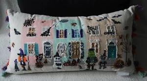 Cojín largo borlas adornadas Halloween at the Town Tk Maxx 2024 71 cm y almohadilla - Imagen 1 de 8