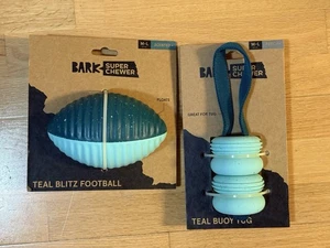 BarkBox Super Chewer Blitz Fußball robustes Hundespielzeug und türkisfarbener Bojenschlepper - Bild 1 von 2