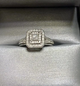 Vera Wang Love Collection 5/8 CT T.W. Princess Cut Halo 14k Weißgold Größe 5,5 - Bild 1 von 11