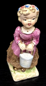 Estatuilla vintage de porcelana Lipper & Mann niña con cubo colores brillantes - Imagen 1 de 5