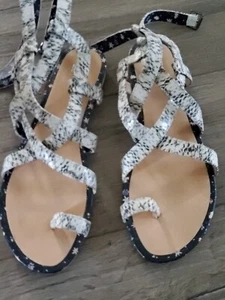 NWOB CAbi #6002 Athena Flat Sandals Leather Snakeskin 9.5M Cream Black Toe Ring - Picture 1 of 5