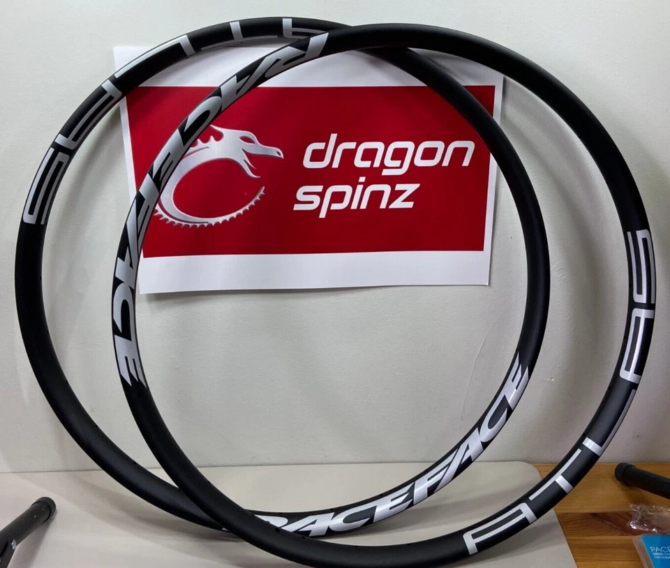 Nuevo PAR de Llantas de Bicicleta Race Face Atlas 29" 30mm Interior 28h Desplazadas Aluminio LOTE DE 2 Foto 1 de 1