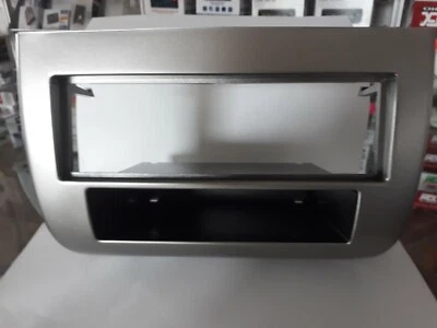 MASCHERINA AUTORADIO VANO ADATTATORE STEREO LANCIA YPSILON ARGENTO ISO 2006>2011 - Immagine 1 di 2