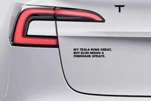 Adesivo Sticker Auto Tesla 15cm x 3.5cm "Tesla funziona benissimo, Elon ha bisogno di aggiornamento" - Foto 1 di 1