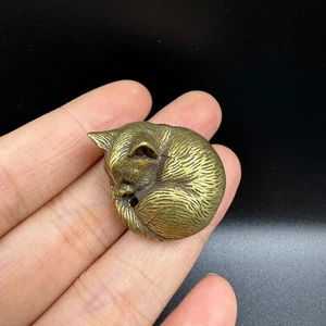 Antiguo amuleto colgante chino amarillo lima cobre gato - Imagen 1 de 8