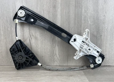 Регулятор заднего левого стекла со стороны водителя для Volkswagen Jetta 2011-2018 годов выпуска б/у от оригинального производителя - Изображение 1 из 4