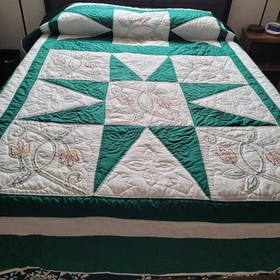 Edredón Hecho a Mano Extendido Estrella Grande Bordado Verde Blanco 75 W x 101 L Queen Foto 1 de 4
