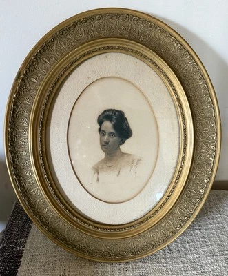 Fotografía victoriana con marco ovalado dorado de gafas de mujer Hoddick's Buffalo NY Foto 1 de 4