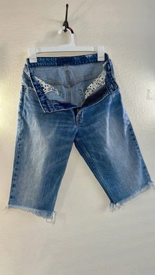 Pantalones cortos de mezclilla para mujer Lucky Brand talla 2/26 azul bermudas dobladillo crudo elástico Foto 1 de 4