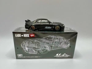 NISSAN GT-R R33 1/64 PRESSOFUSO CARBONIO ATTIVO R KHMG116 MINI GT x KAIDO HOUSE 116 - Foto 1 di 3