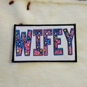 Parche de sombrero floral Wifey sublimación DYI parche de tela pegamento planchar para coser - Imagen 1 de 5
