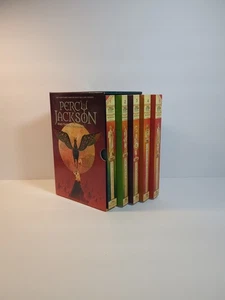 Percy Jackson and the Olympians 5 Book Boxed Set Barnes & Noble Exclusive - Foto 1 di 6
