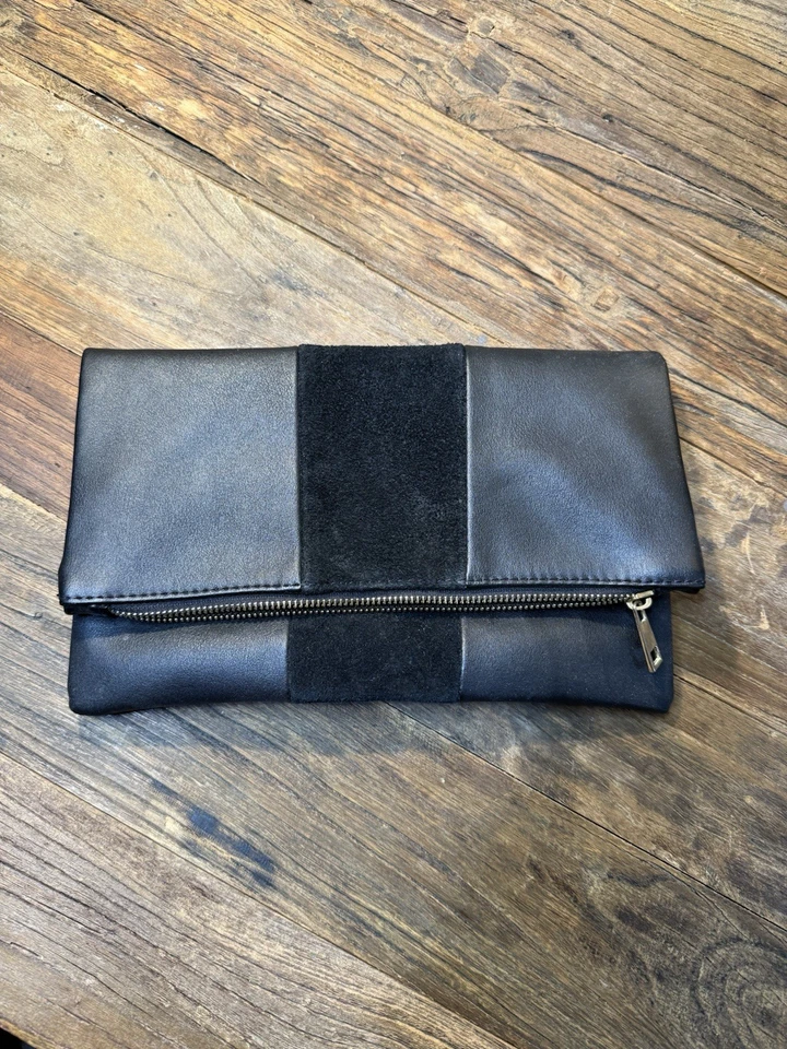 Cartera sin asas de cuero y gamuza negra con cremallera y cierre magnético plegable Foto 1 de 4