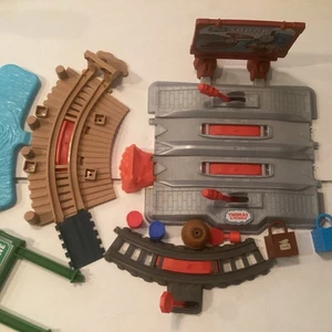 Thomas & Friends Leve Pista Stop-n-Go Track Sodor Cartellone e PC aggiuntivi - Foto 1 di 5