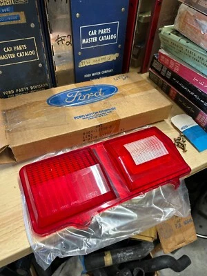 Nuevo de Lote Antiguo Ford 1974 1975 1976 Mercury Montego Luz Trasera Lámpara Lente D4GY-13450-E R.H. Foto 1 de 4