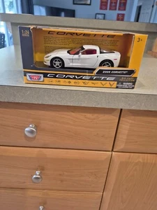 Chevrolet Corvette 2005 blanco escala 1/24 de Motor Max - Imagen 1 de 6