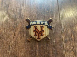 New York Mets NYM MLB 1998 Vintage Wincraft Plate with Bats Lapel Pin - Picture 1 of 2