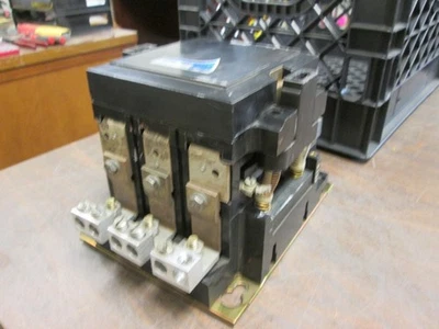 Contactor Gould tamaño 4 A103F 600V 135A 480V bobina usado Foto 1 de 4