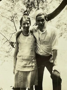 XJ Foto süßes Paar Pose für Portrait hübsche Frau hübscher Mann 1930-40er Jahre - Bild 1 von 3