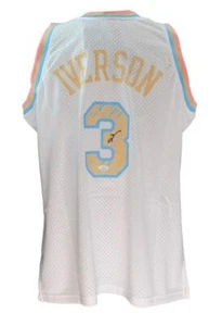 Camiseta Allen Iverson HOF Autografiada Blanca Mitchell & Ness Denver JSA 181849 - Imagen 1 de 6
