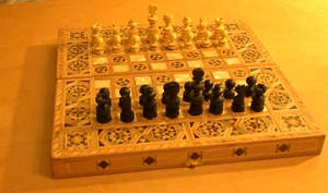 Schachspie, feinste Intarsien, Holzklappkassette, innen Backgammon - Bild 1 von 11