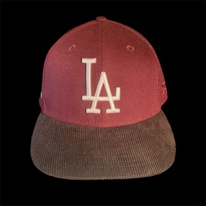 Cappello NewEra LA Dodgers 59FIFTY taglia 8 bordeaux/marrone orlo in velluto a coste usato in ottime condizioni posteriore 1° WS - Foto 1 di 9