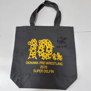 Borsa Okinawa Pro Wrestling Tote Bag 2018 Spell Delphin firmata grigia nuova - Foto 1 di 7
