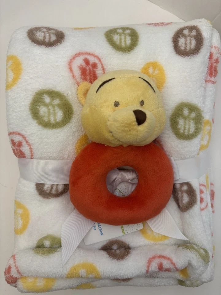 NUEVO CON ETIQUETAS Manta de bebé de lana suave Disney con sonajero de felpa Pooh 40x30” conjunto de regalo para bebé Foto 1 de 4