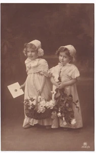 *** Fantasie _ Zwei Mädchen mit Brief und Rosen *** Postkarte - 1913 - Bild 1 von 2