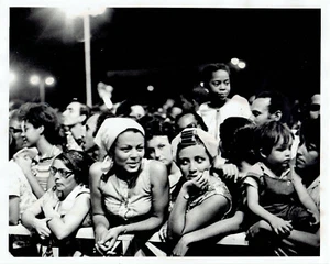 1975 Pressefoto Menschenmassen beobachten Kubanischen Führer Fidel Castro in Havanna - Bild 1 von 2